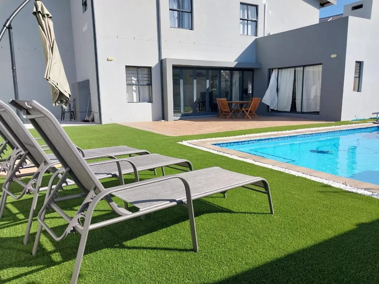 Lnd Guest House Bloubergstrand