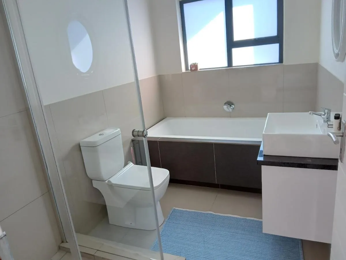 Lnd Guest House Bloubergstrand